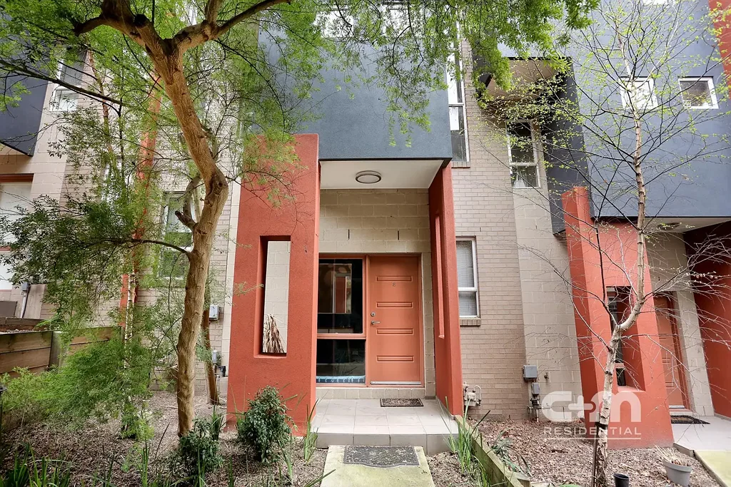 MODERN TWO-STORY TOWNHOUSE