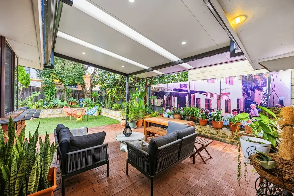 Wembley 4غرفة نوم Multi-generational Living in one of Wembley's Best Streets!