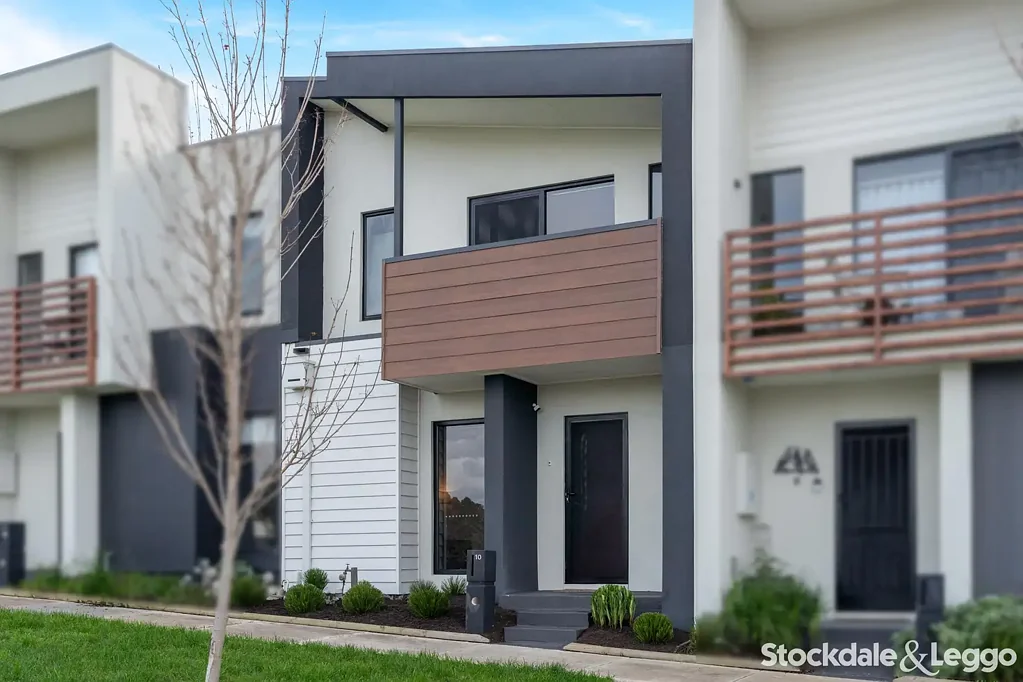 Greenvale 3غرفة نوم Parkside Perfection with City Views & Contemporary Style with NO OC Fees !