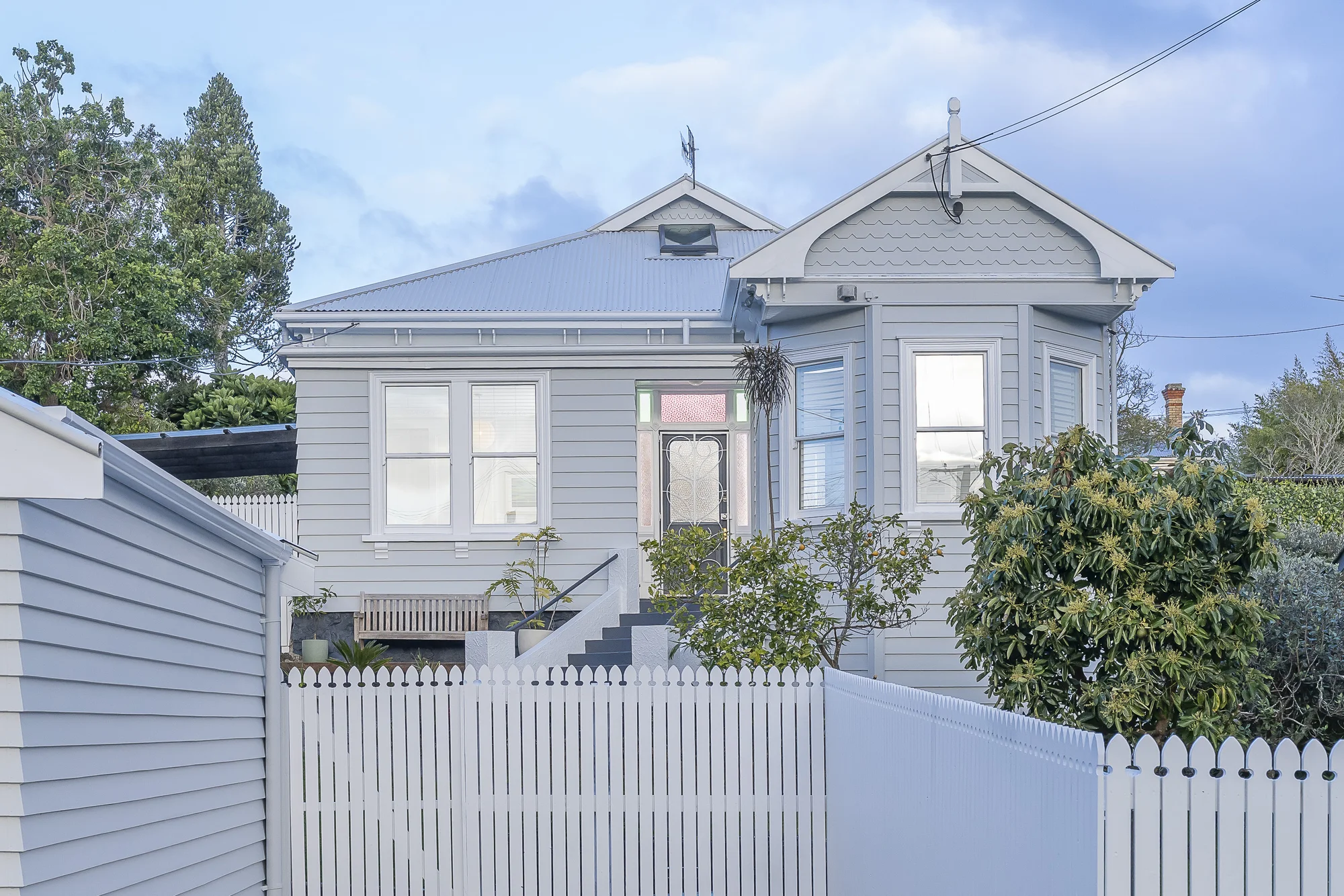 Mount Eden 5 Bedroom Gorgeous Family Villa: Location & Upside