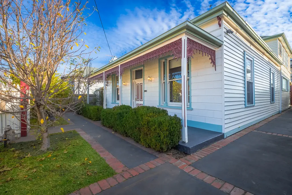 PERIOD HOME WITH 5 BEDROOMS PLUS HOME OFFICE/LIBRARY IN CENTRAL OAKLEIGH