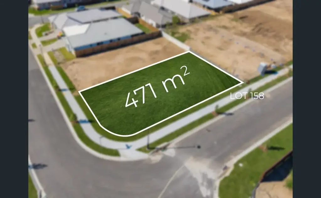 Deebing Heights 街角471m²阔地 双入口设计 南方广场优越位置 步行可达公园 学校近便 购物便捷 增长潜力强劲 A Corner Statement – 471sqm of Premium Land in South Place Estate