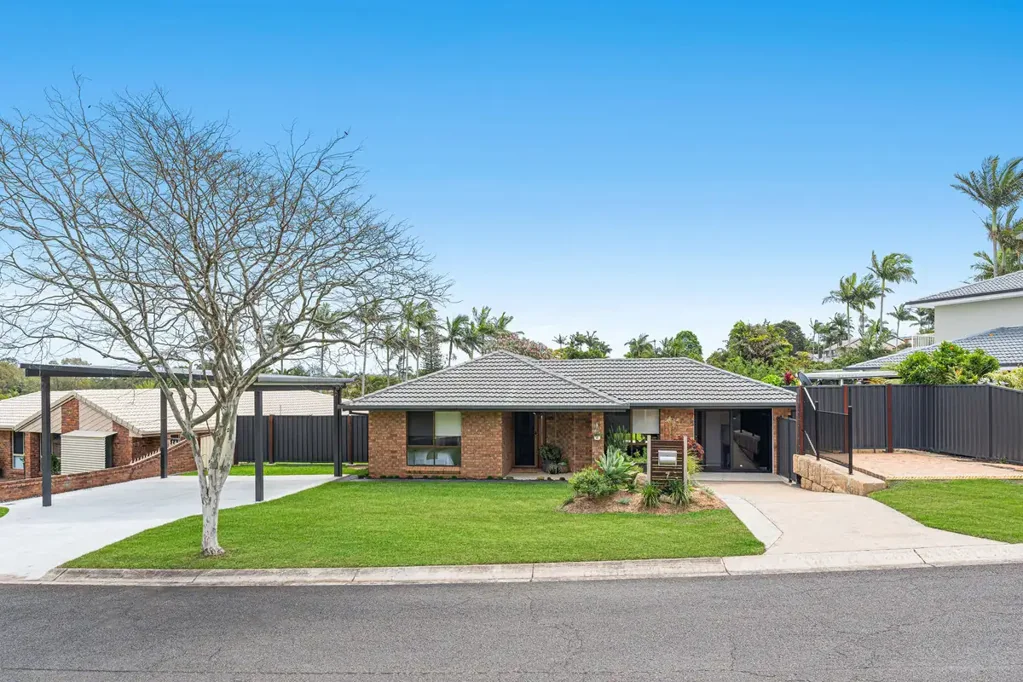 Wynnum West 4房 宽敞后院 私密避风港 657㎡地块 四卧低层设计 无缝室内外生活 Blackbutt地板 Caesarstone岛台 Neff高端厨电 舒适家庭家园 东区中心地段 步行公园学校 水滨近便 Family Harmony, Contemporary Style and Side Access