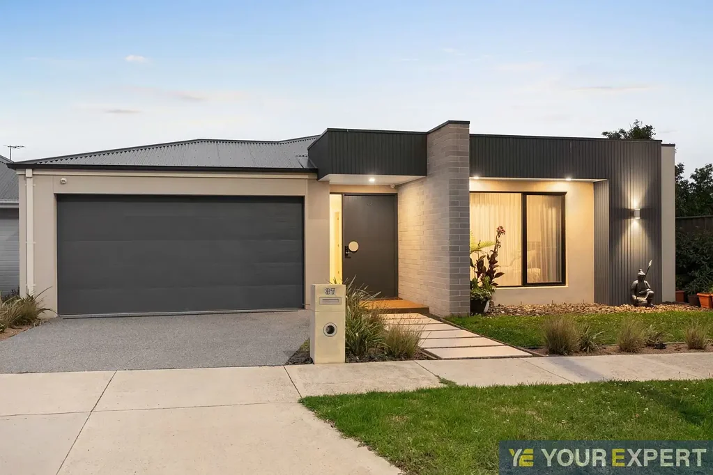 Cranbourne 4 Bedroom Ultimate Family Entertainer - Award-Winning Ex-Display Home on 757sqm (Approx.)