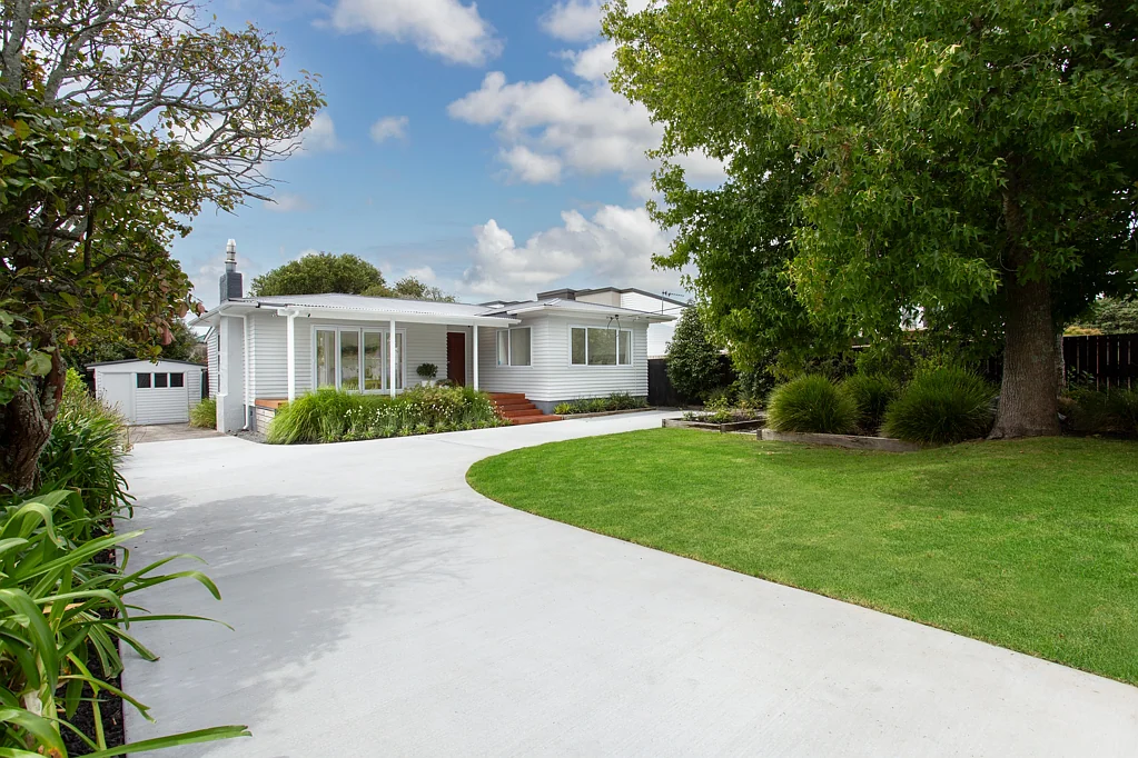 Te Atatu Peninsula 3침실 Renovated Masterpiece with Potential (809m2)