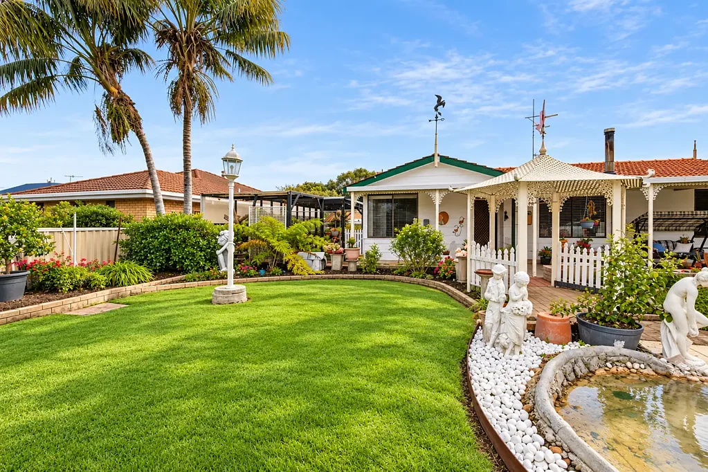 Abbey 3ਬੈੱਡਰੂਮ Opportunity knocks in old Abbey beachside