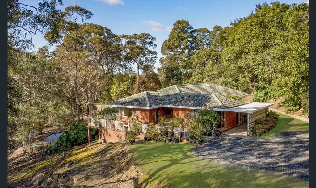 Warrimoo 3ਬੈੱਡਰੂਮ Peaceful 8.5 acres of land, original home, selling as is - Open Home Saturday 19th September, 1pm - 1.20pm.