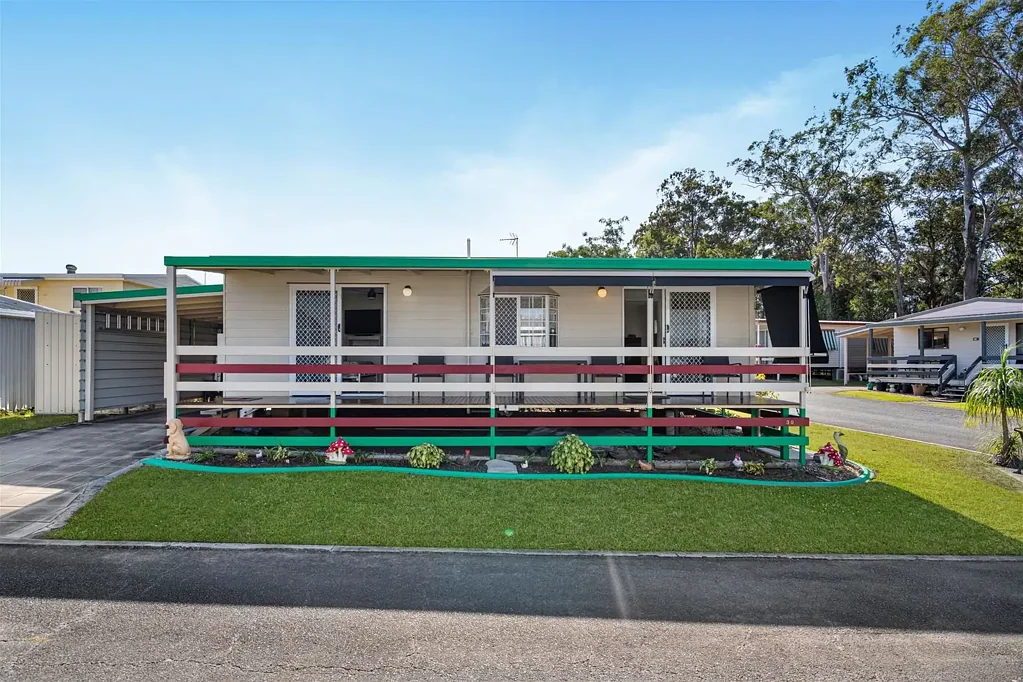 Coombabah 2房  TRANQUIL LIFESTYLE OPPORTUNITY IN SETTLERS VILLAGE | OVER 50’S COMMUNITY