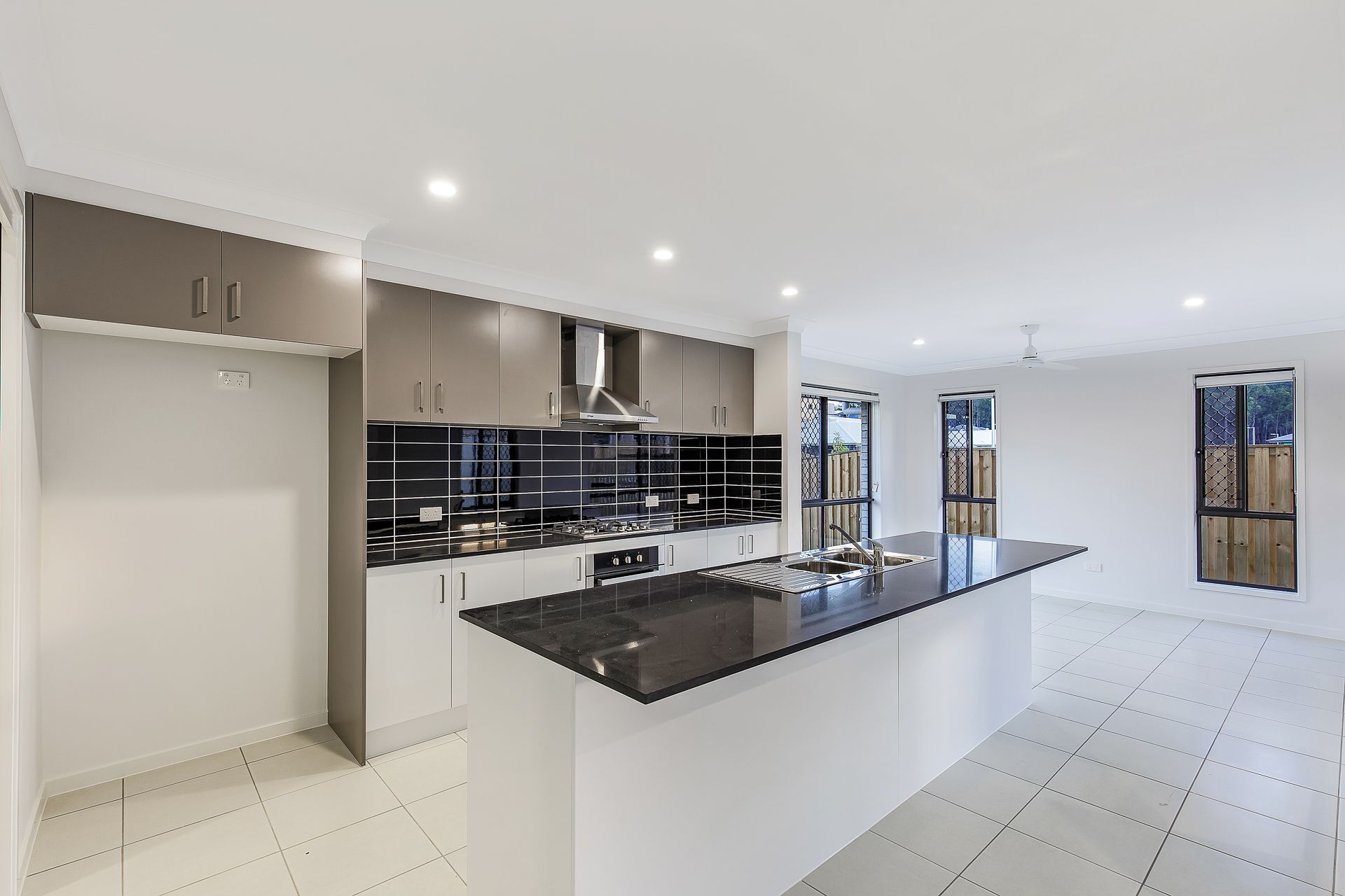 14 WOODLINE DR, SPRING MOUNTAIN QLD 4300, 0部屋, 0バスルーム, House