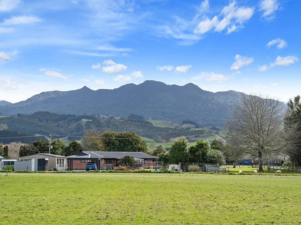 Pirongia Space, Views and Village Living in Pirongia