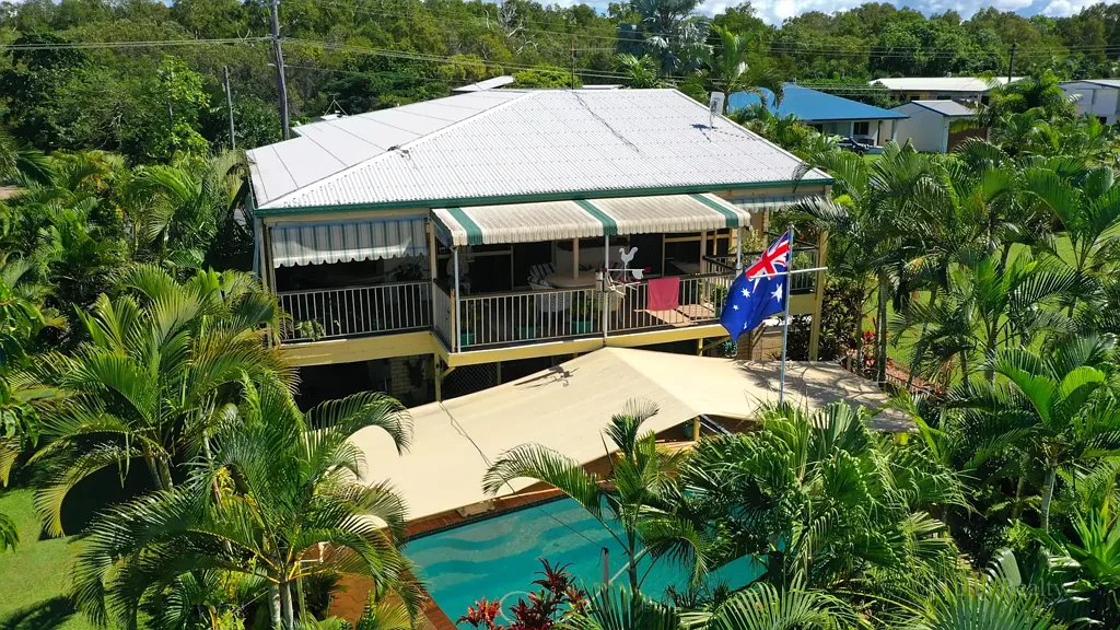 Tully Heads 3房  Coastal Living with Ocean Views – Spacious Two-Storey Home in Tully Heads