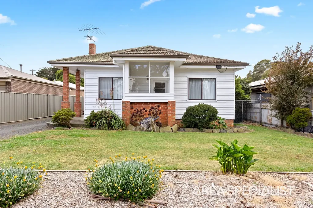 Korumburra 3कमरा The Brief: Renovated Period Home on ¼ Acre with Development Potential
