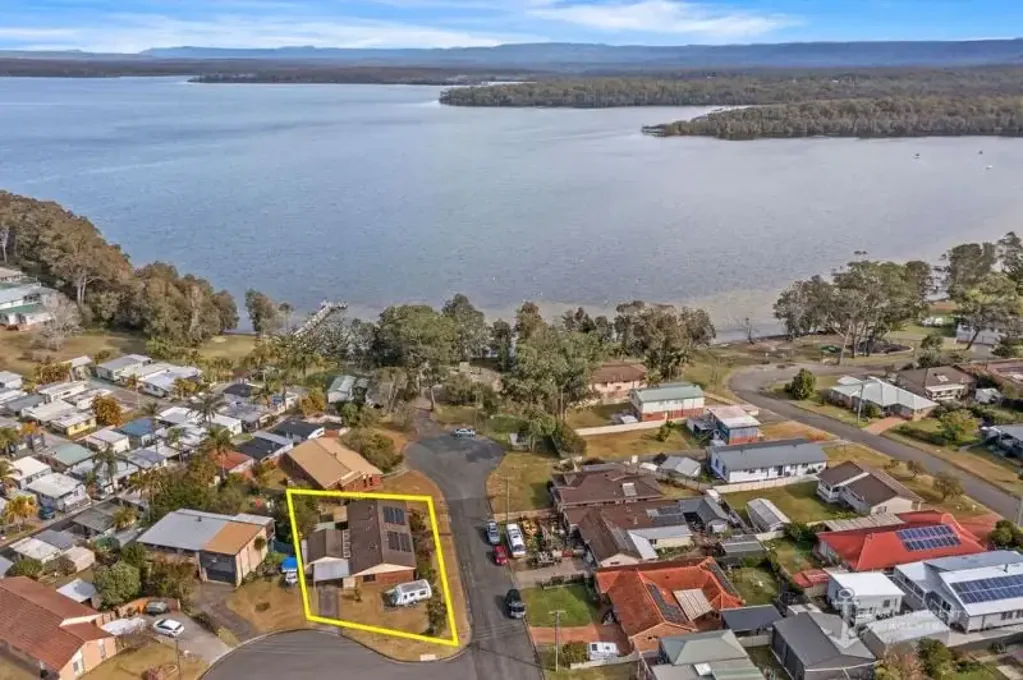 St Georges Basin 3 Bedroom Basin Views & Solid Beautiful Brick!
