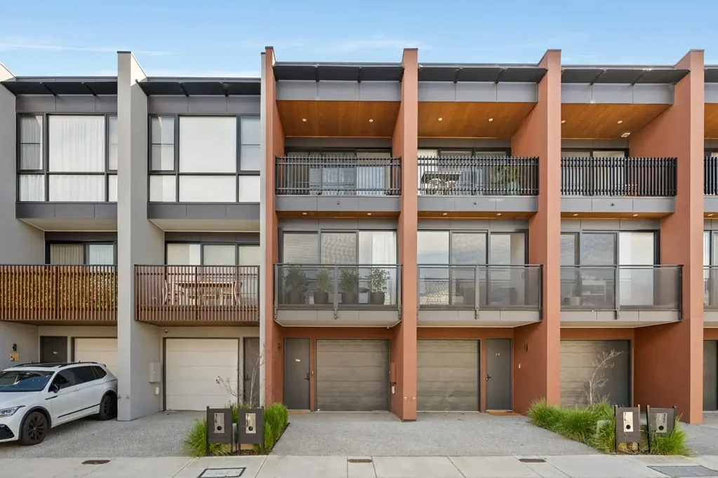 Adelaide 3房  Contemporary City Living Across Three Impressive Levels.