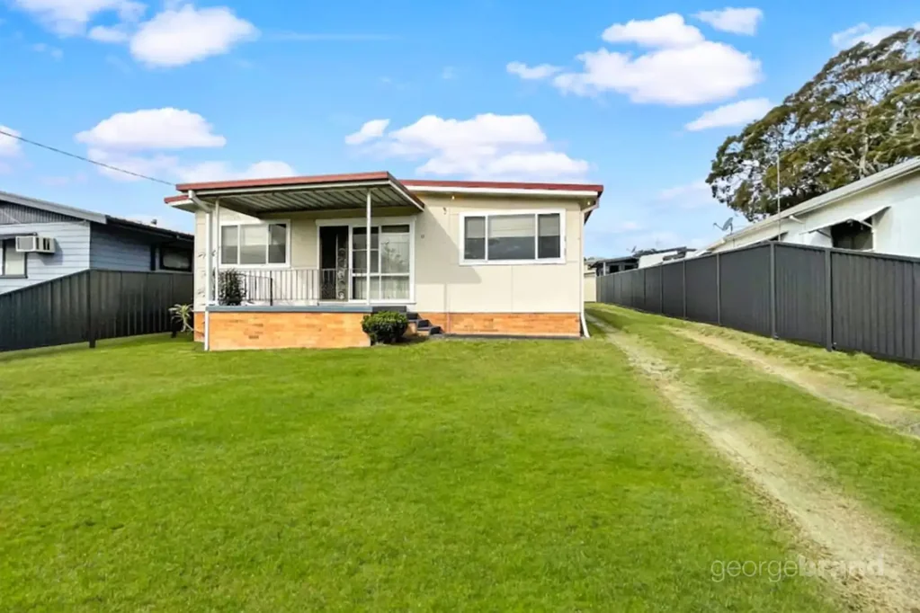 Convenient Coastal Living – Walk to Shops & Waterfront