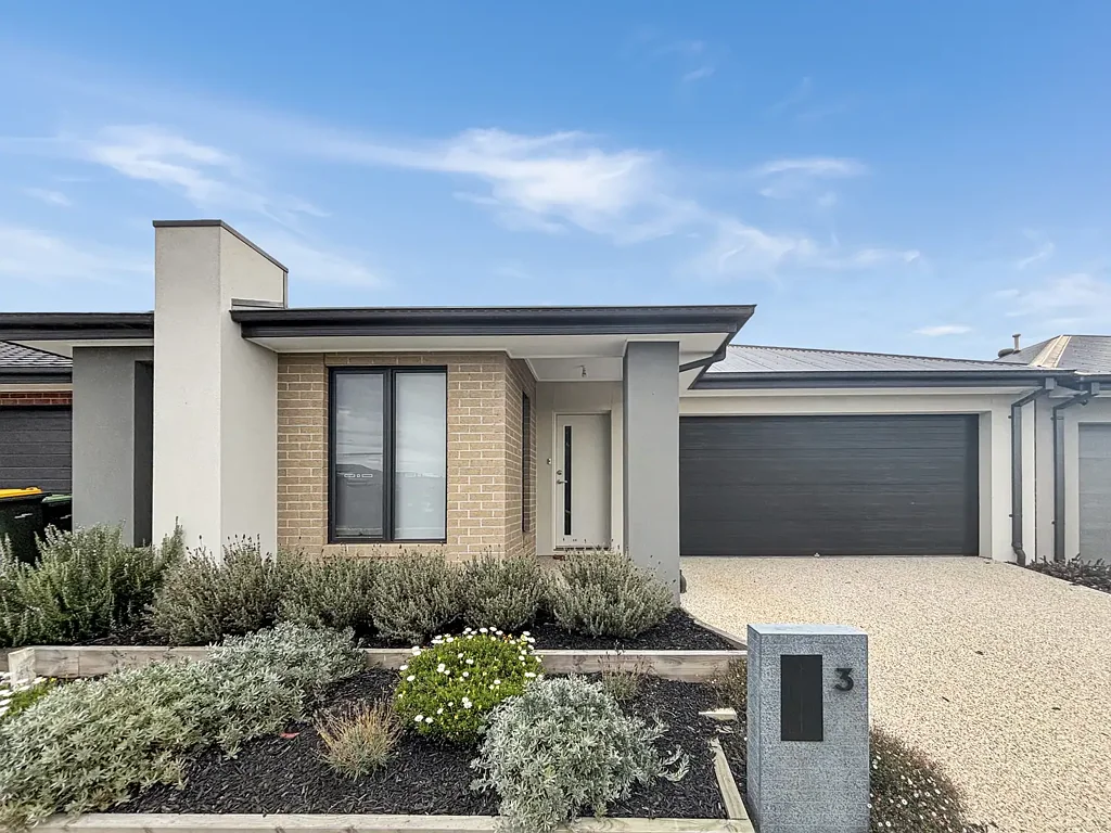 Modern Home with Double Garage in Armstrong Creek