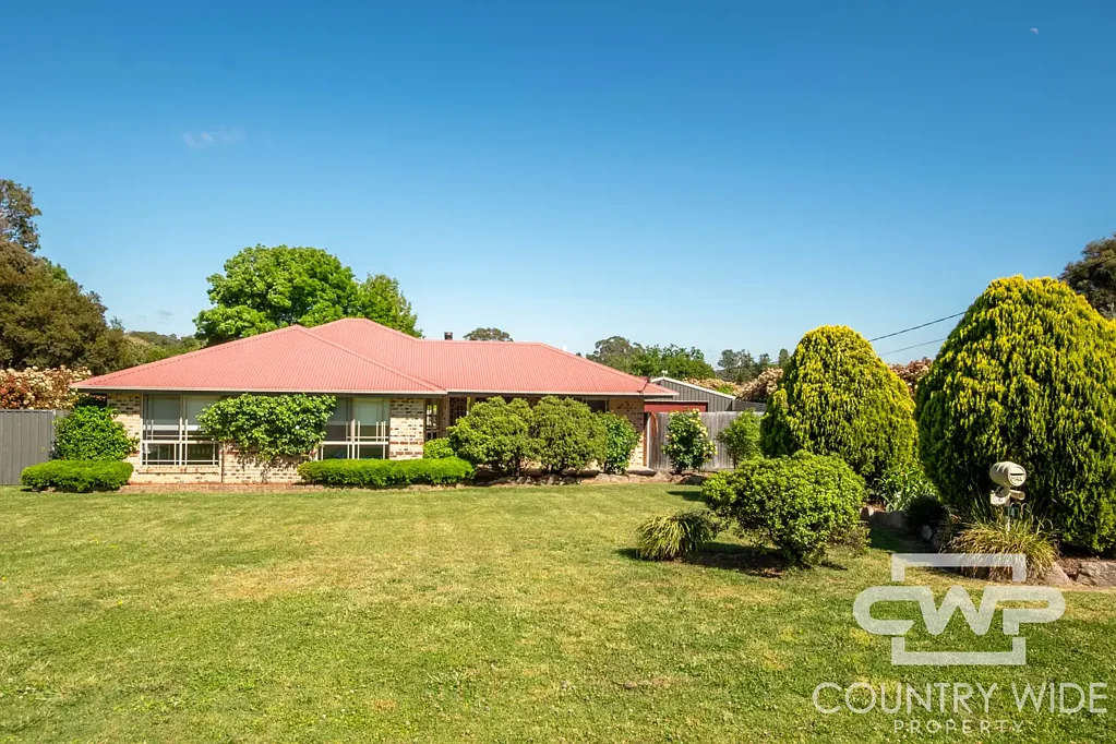 Glen Innes 3ਬੈੱਡਰੂਮ Spacious Brick Family Home with Dual Living Areas, Deck & Double Bay Shed