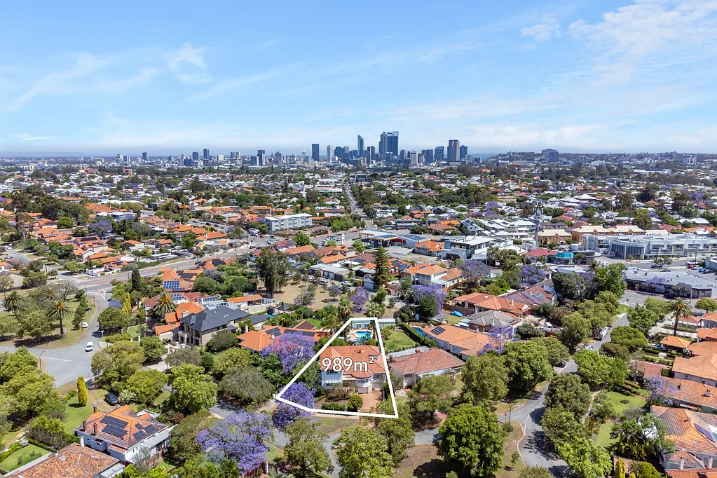 7 Dumbarton Cresent, Menora, WA 6050