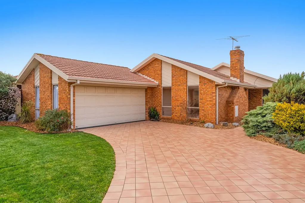 2 Parrakeet Court, Taylors Lakes, VIC 3038