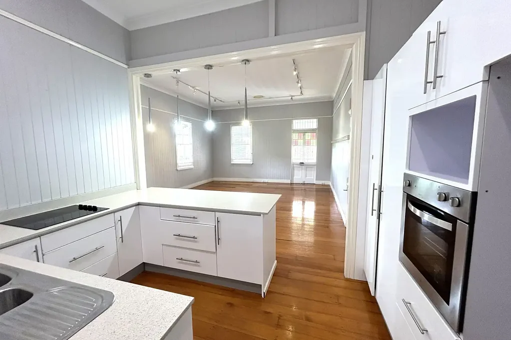 Character filled Queenslander with elevated views - Garden maintenance & water included