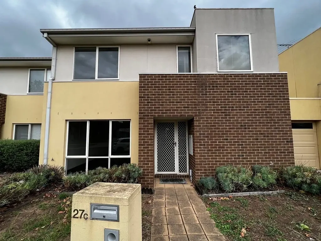 Townhouse in Prime Watergardens Location!