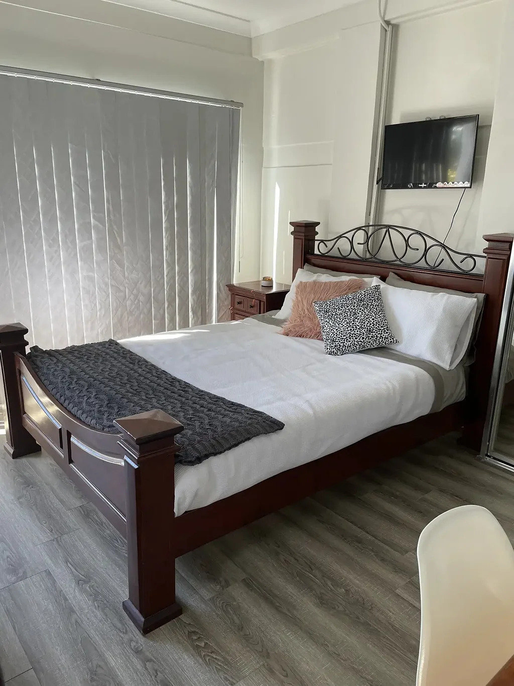 LOW MAINTENANCE STUDIO LIVING!