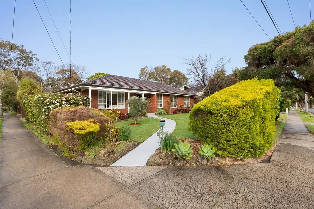 Oakleigh South 4બેડરૂમ Renovated, Light-Filled Family Living with Modern Comfort
