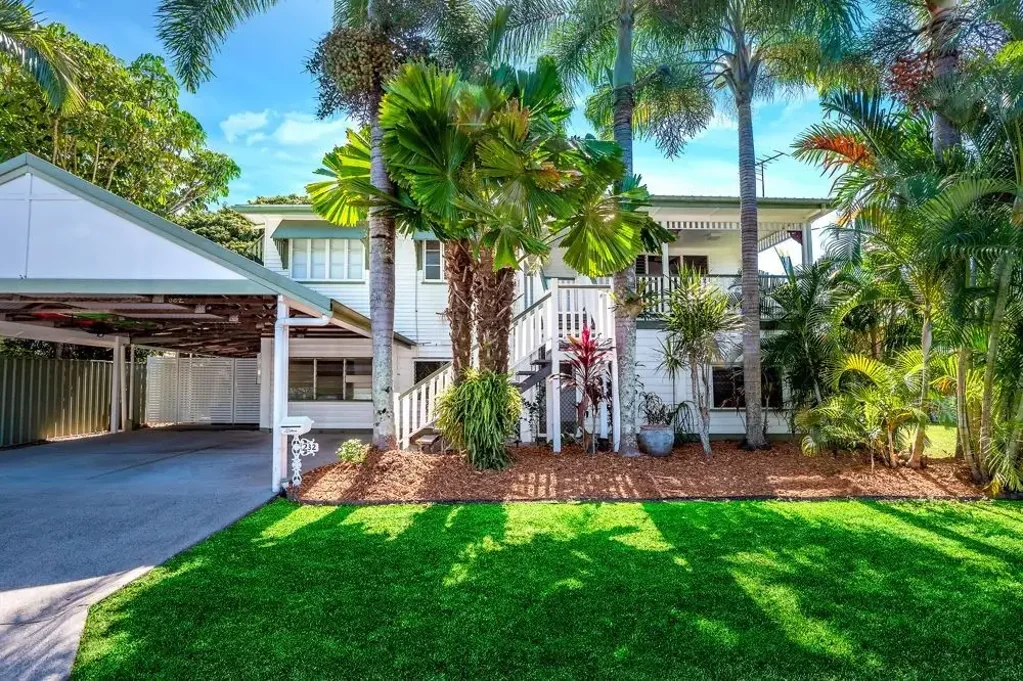 BIG QUEENSLANDER WITH THE LOT - CLOSE TO EVERYTHING YOU NEED!