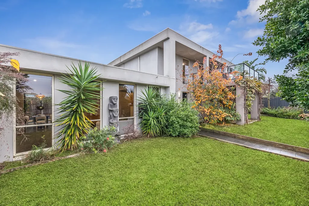 Frankston South 4房 Frankston High区四居 625sqm全围栏地 盐氯泳池 娱乐厨房 多功能影音室 海湾景色 Family Luxury in the Frankston High School Zone