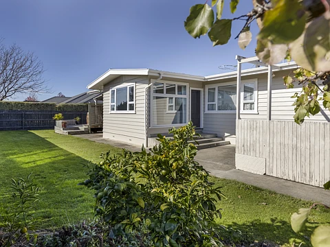 Redwoodtown 3房  Comfort, Space, and Convenience - All in One!
