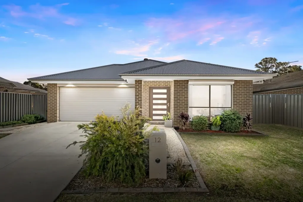 Bellbird 4 Bedroom Quality built Coral home in sought after Mount View Grange
