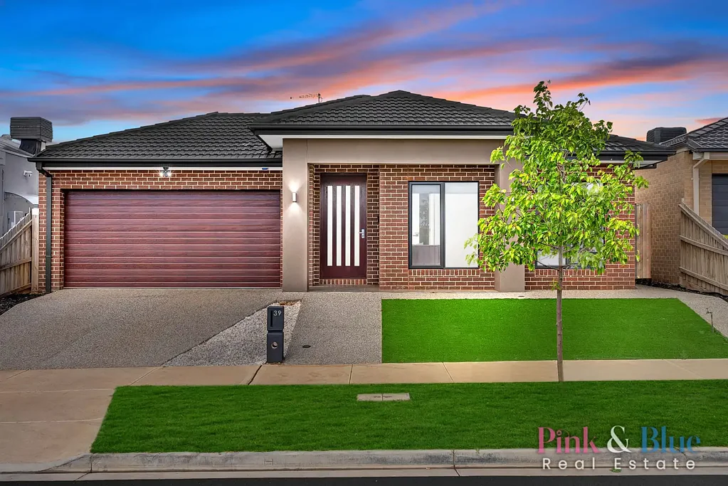 4 Bedroom beautiful and stunning family home for Lease- Close proximity of Rockbank Train Station !