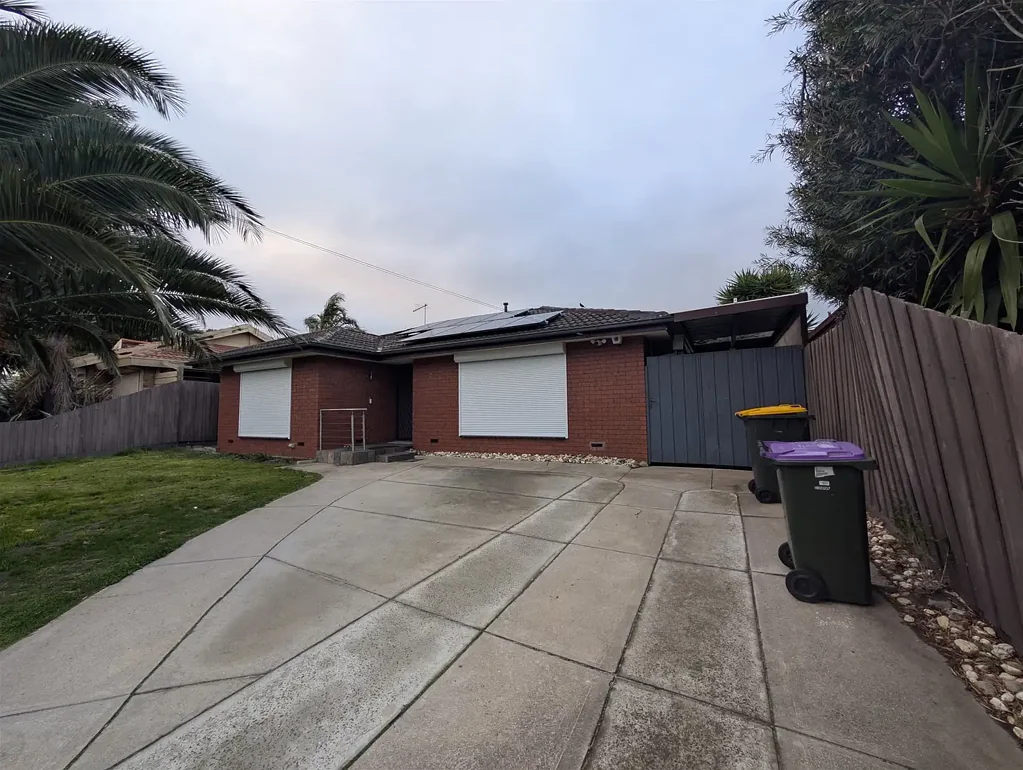 Family Comfort Meets Ultimate Convenience In the Coveted Seabrook Primary Zone! Spacious 3-Bedroom Family Haven