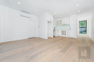 लिविंग रूम - 8c Greenham Street, Maidstone, VIC 3012