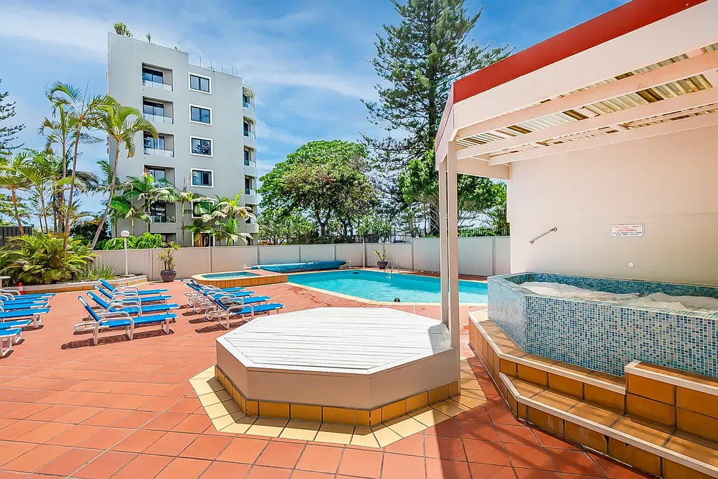 Surfers Paradise 2房  TWO MINUTES WALK TO THE BEACH WITH NORTH EAST ASPECT
