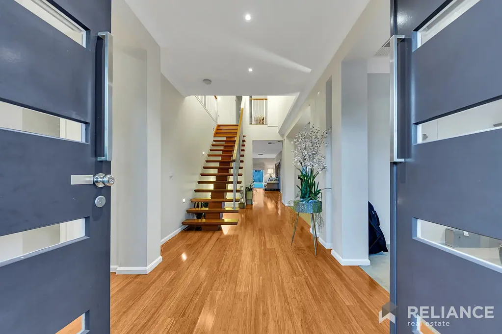 Williams Landing 4chambre Discover unparalleled elegance and luxury in expansive, fully upgraded double storey home | 720 sq m land | Water Facing ! 4 Bed 4 Bath