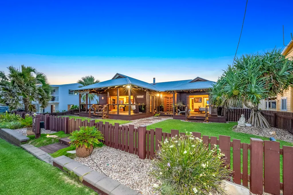 Burnett Heads 5chambre Oceanfront Balinese-Inspired Sanctuary on Rare Double Block!