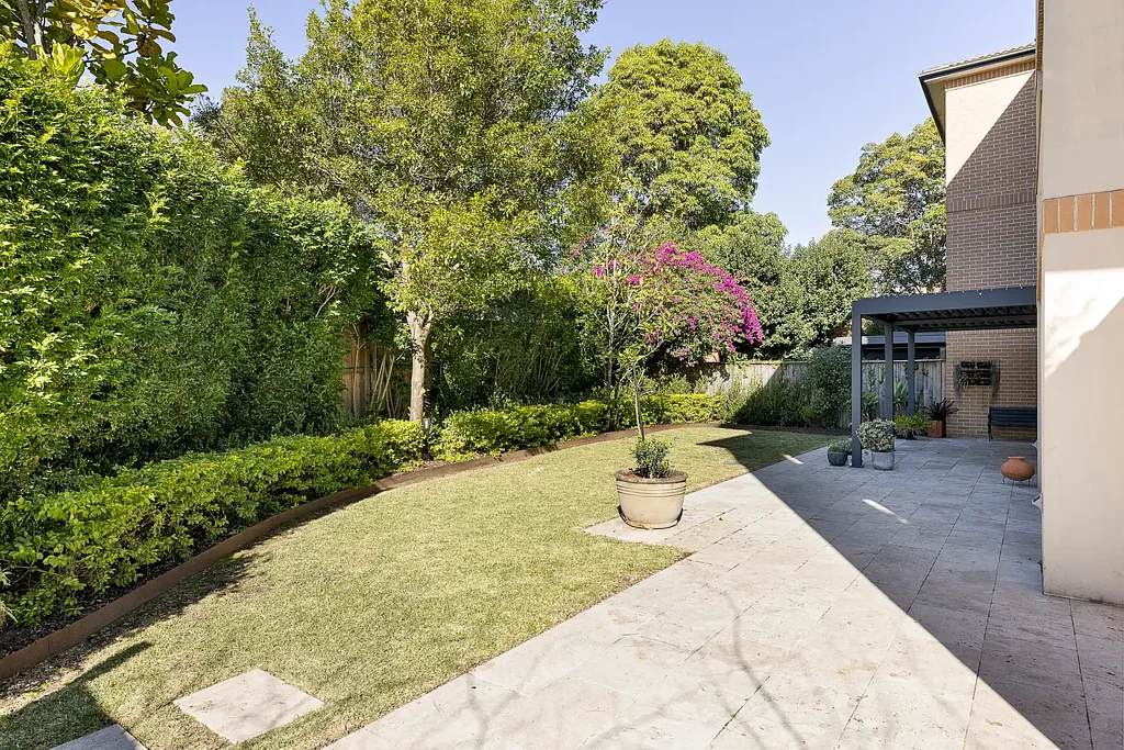 Huntleys Cove 2침실 North-east facing 2 bed + study garden apartment with double garage + separate street access on Karrabee Avenue.