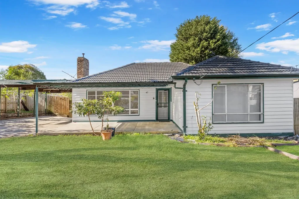 Bayswater 4બેડરૂમ The Choice To Update, Recreate Or Take Advantage of big land for 3 Units