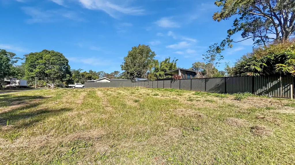 Macleay Island 819m²朝北转角地块 步行达渡轮学校 水路通道近邻 隐私便利生活 819m² North-Facing Corner Block — Central Location