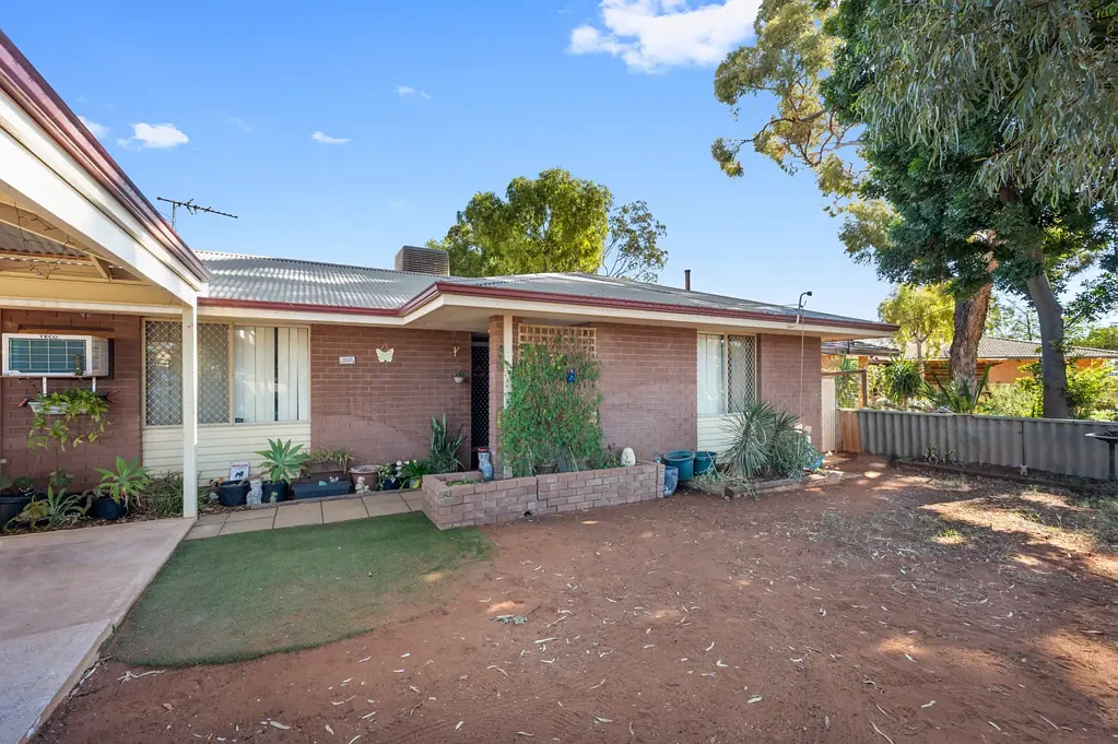 South Kalgoorlie 3房  Solid Brick Home with Added Flexibility