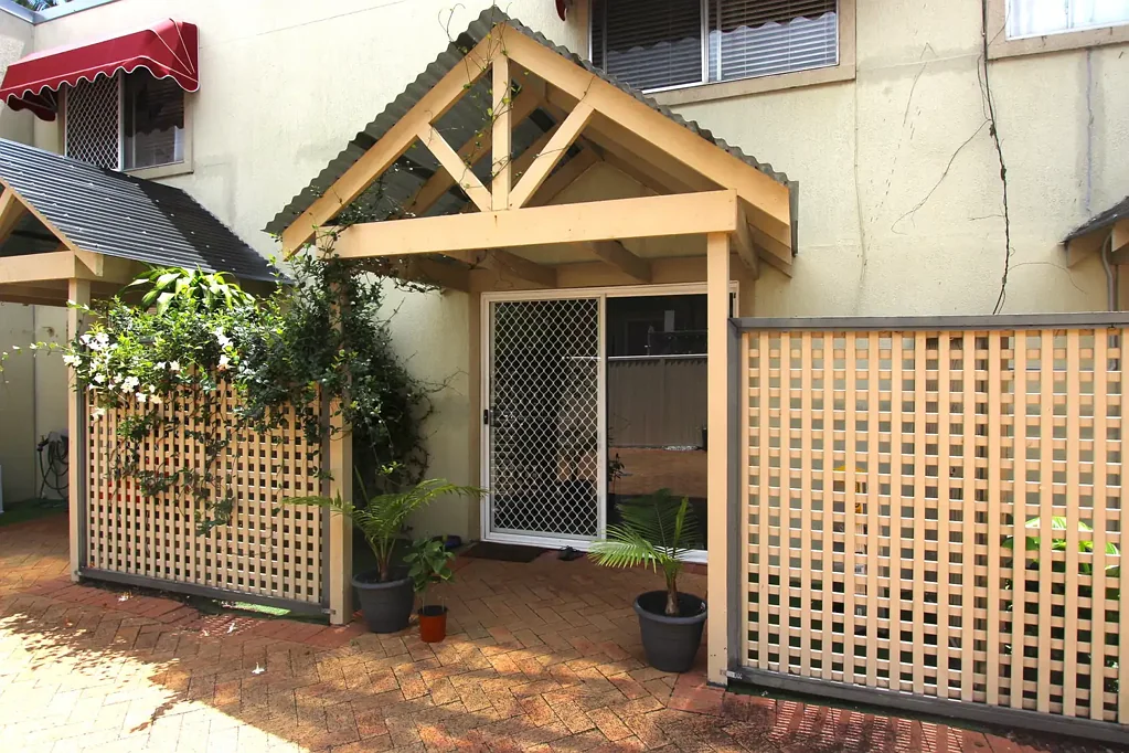 Break Lease Opportunity: Beautiful Townhouse On The Canal!