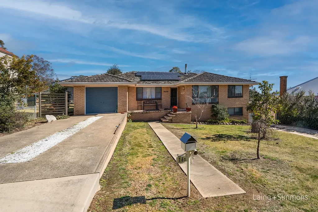 Walcha 4ਬੈੱਡਰੂਮ Room to Grow: Solid Brick Home Steps from Walcha Village