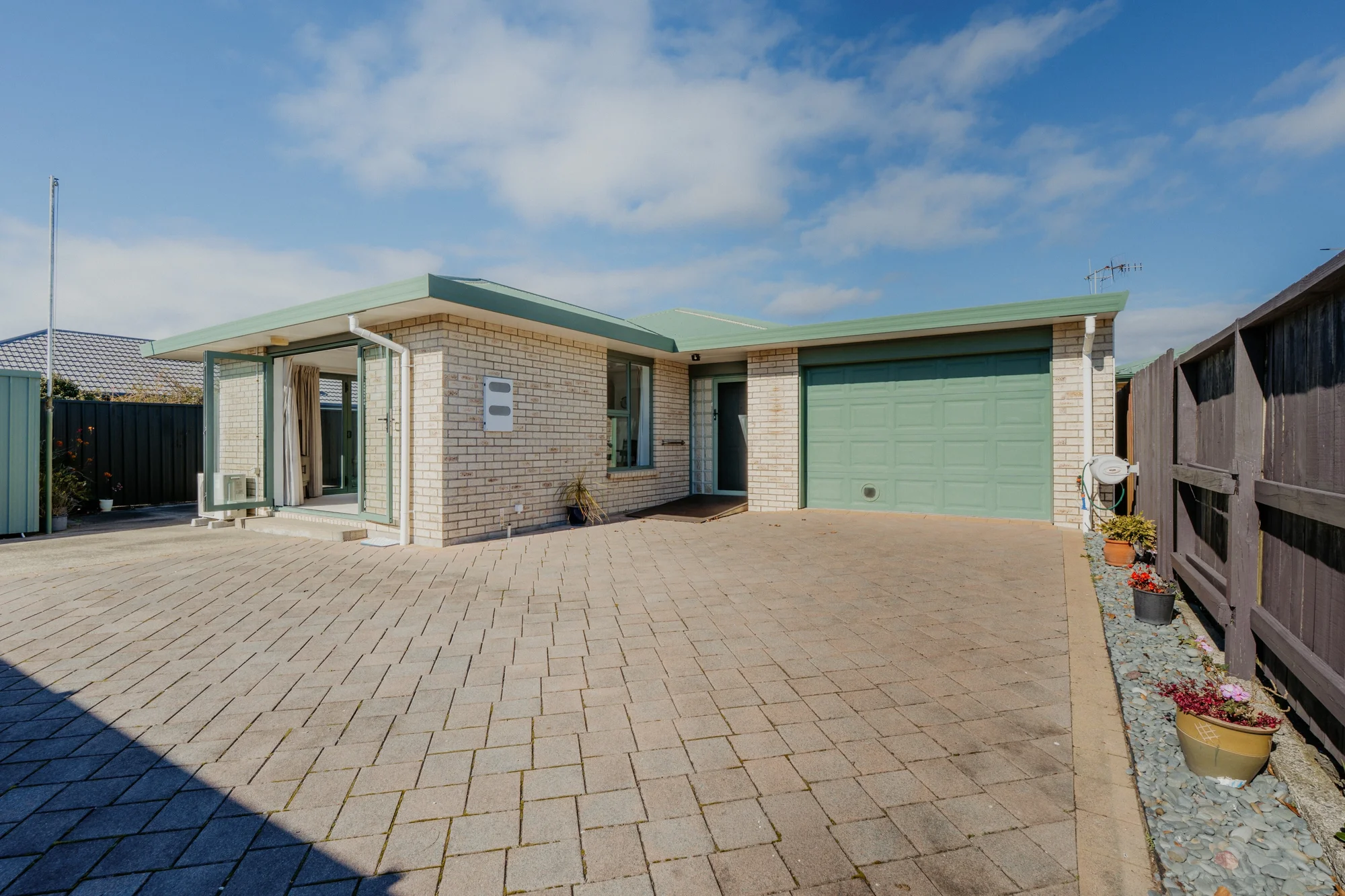 Whakatane 2 Slaapkamer Easy, impeccable living in a convenient location!