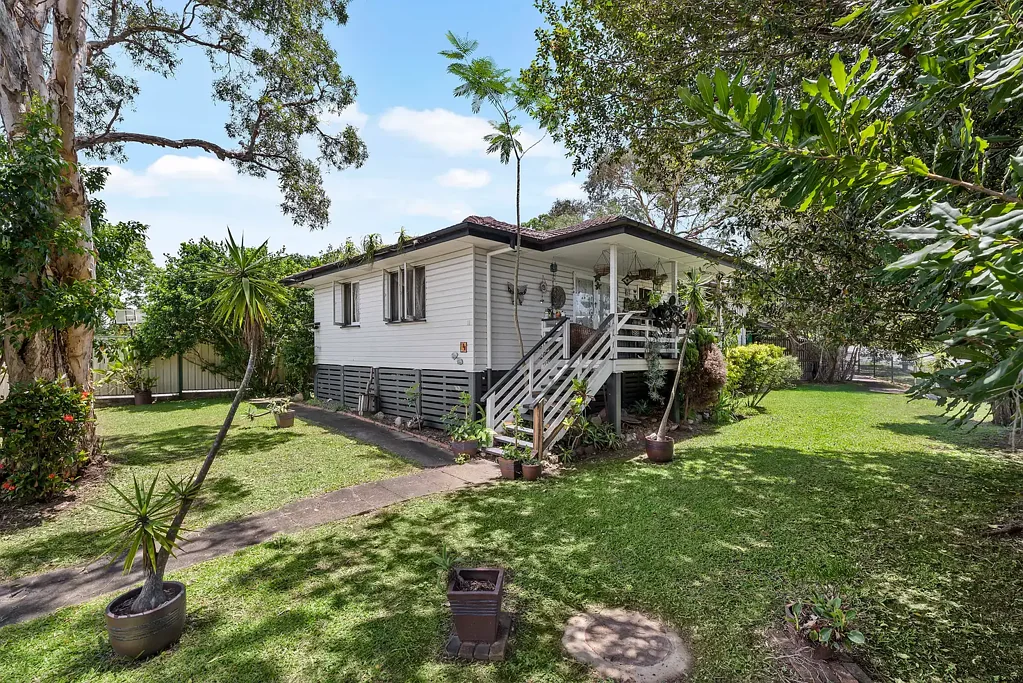 Inala 3Kwarto Post War Home on Corner 655m2 Block