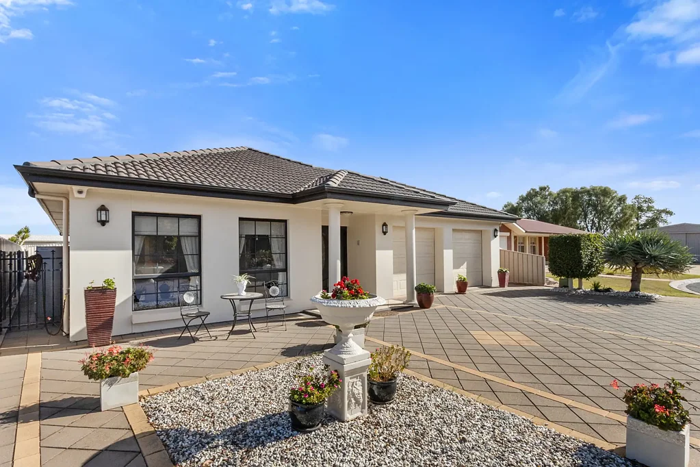 Port Pirie 3Kwarto Modern comfort meets a generous 215sqm of family functionality in a quiet cul-de-sac