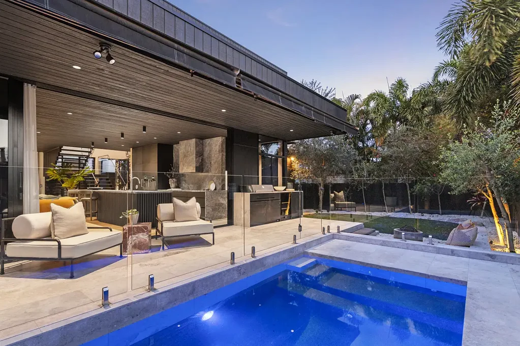 Palm Beach 5कमरा Welcome to Onyx – Unapologetically Bold Designer Entertainer