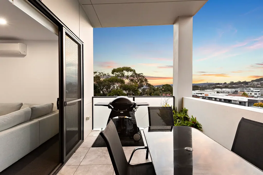 Warners Bay 2ਬੈੱਡਰੂਮ Sophisticated Top-Floor Living with Foreshore Convenience and Panoramic Views