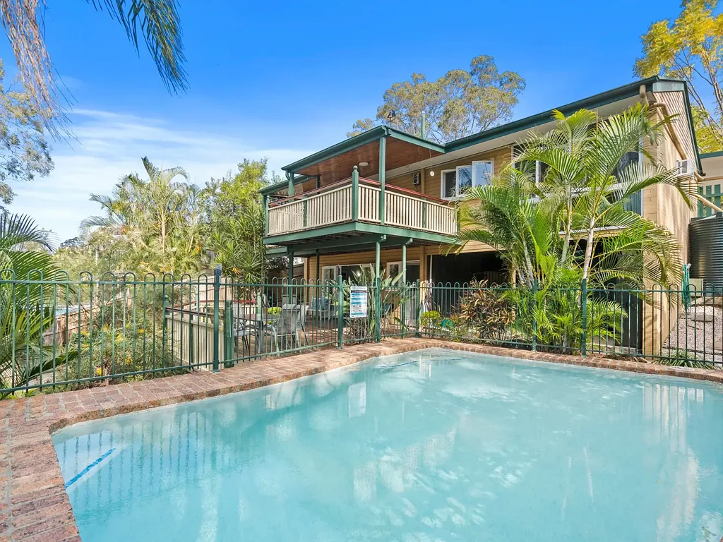 Kenmore 4房  经典魅力与宽敞家庭布局及绝佳视野  Classic Charm Meets Family-Sized Layout & Great Views