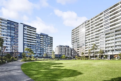 Kirrawee 2房 South Village活力 precinct 明亮宽敞起居 燃气厨房优质电器 两卧落地窗 NBN快速连接 安全电梯停车位 周边购物餐饮 短距火车站 便捷现代生活 Contemporary Living in an Unbeatable Location